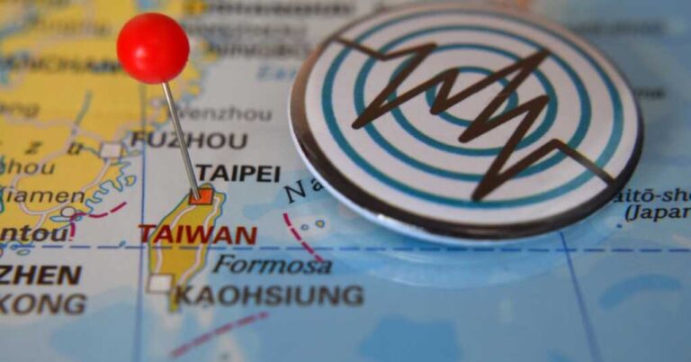 7.4 Quake Topples Buildings in Taiwan 7.4 Quake Topples Buildings in Taiwan